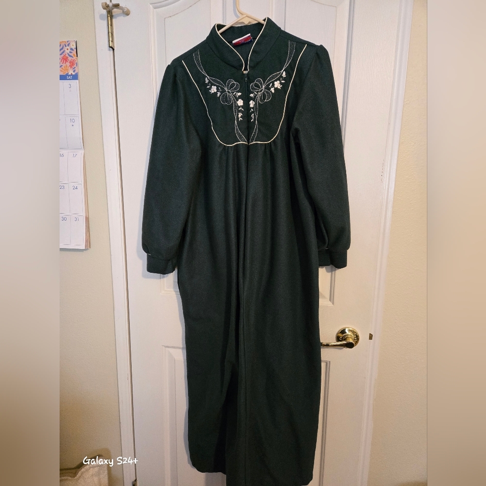 Vintage Womens Green Robe, Size Unknown